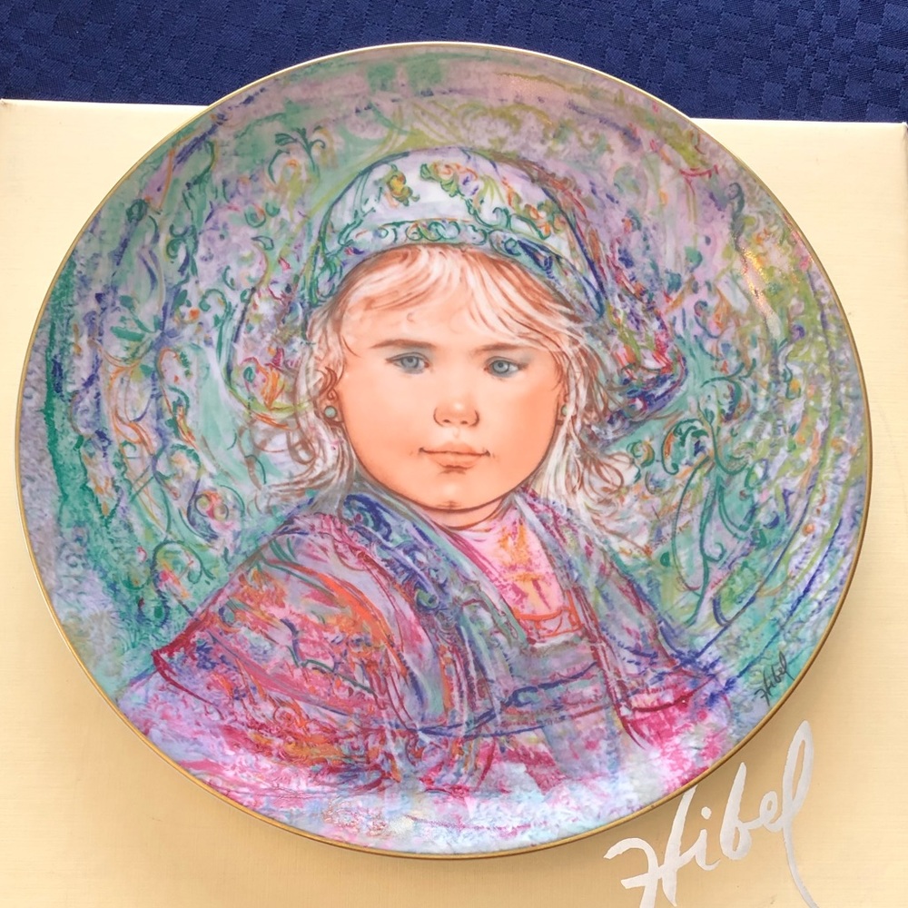 Hibel Collectors plate. Title: La Contessa Isabella